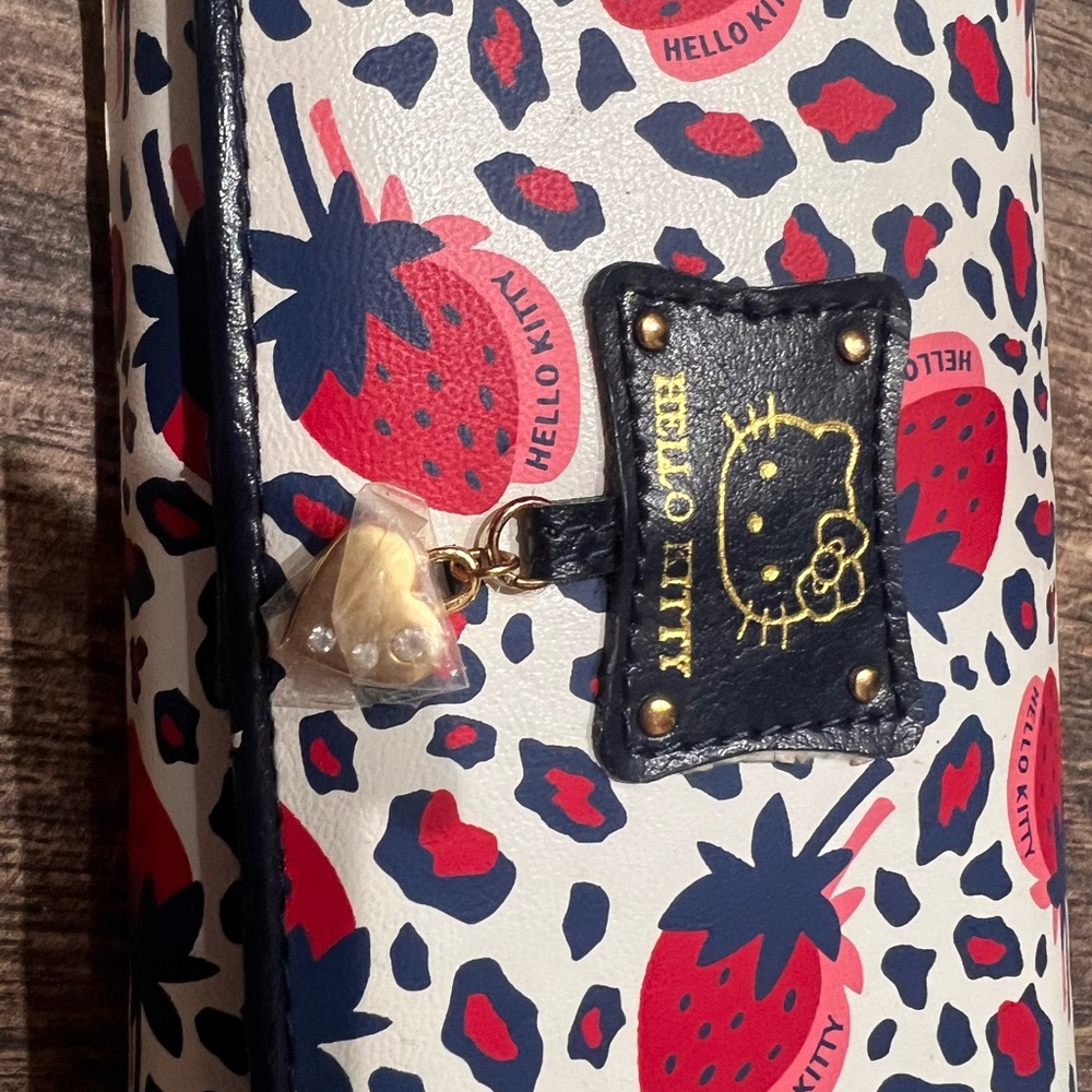 Hello Kitty Strawberry Pattern Wallet - Picture 4 of 5